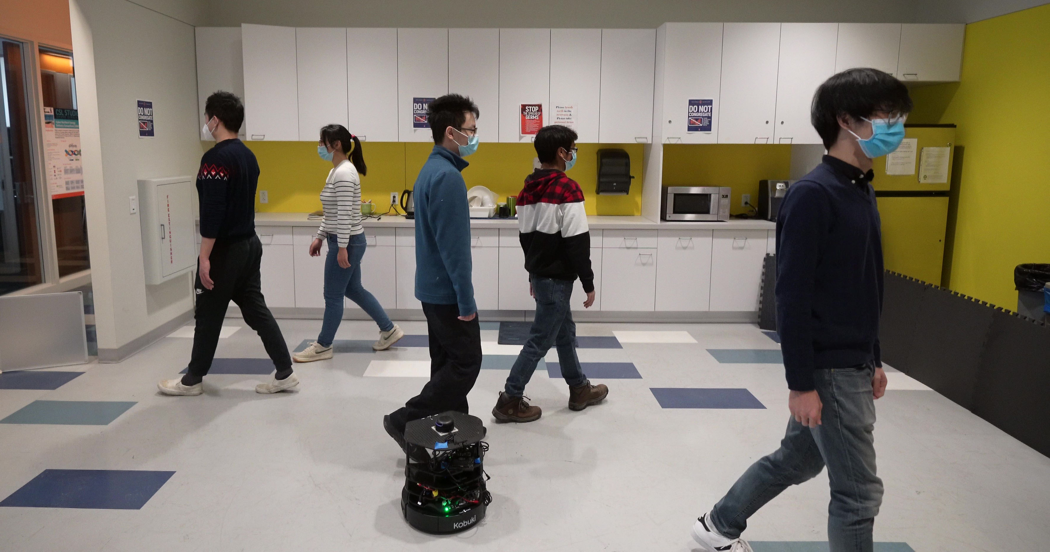 Turtlebot 2i robot navigating real crowd